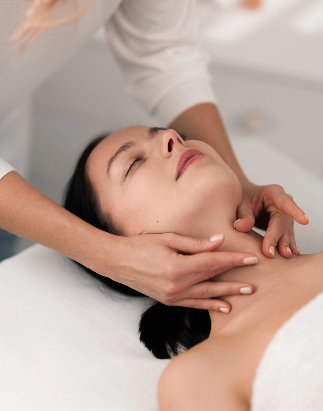 Une masseuse pratiquant un massage sur une cliente détendue MCM METAMORPHOSE